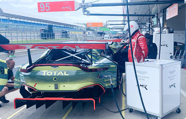 様々なレースのレギュレーションに適合するレース用機材の販売